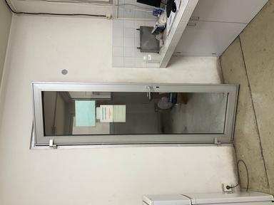 Porte simple vitrée montant métallique argenté