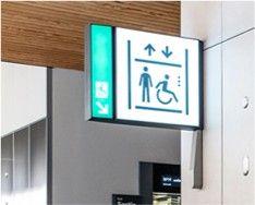 Drapeau : Enseigne suspendue lumineuse PMR – signalétique d’ascenseur