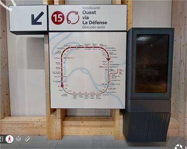 Ensemble de signalétique de la ligne 15 avec écran d'information