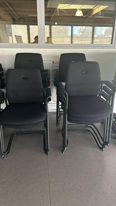 Lot de 13 chaises visiteurs empilables avec accoudoirs