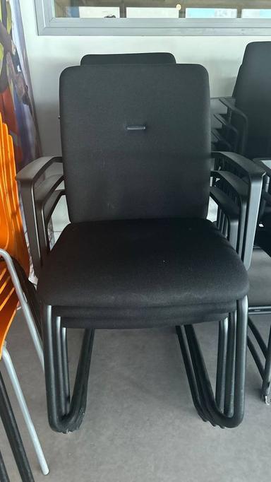 Lot de 6 cahises de réunion emplilables avecs accoudoirs