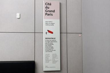 Totem mural de signalétique intérieure